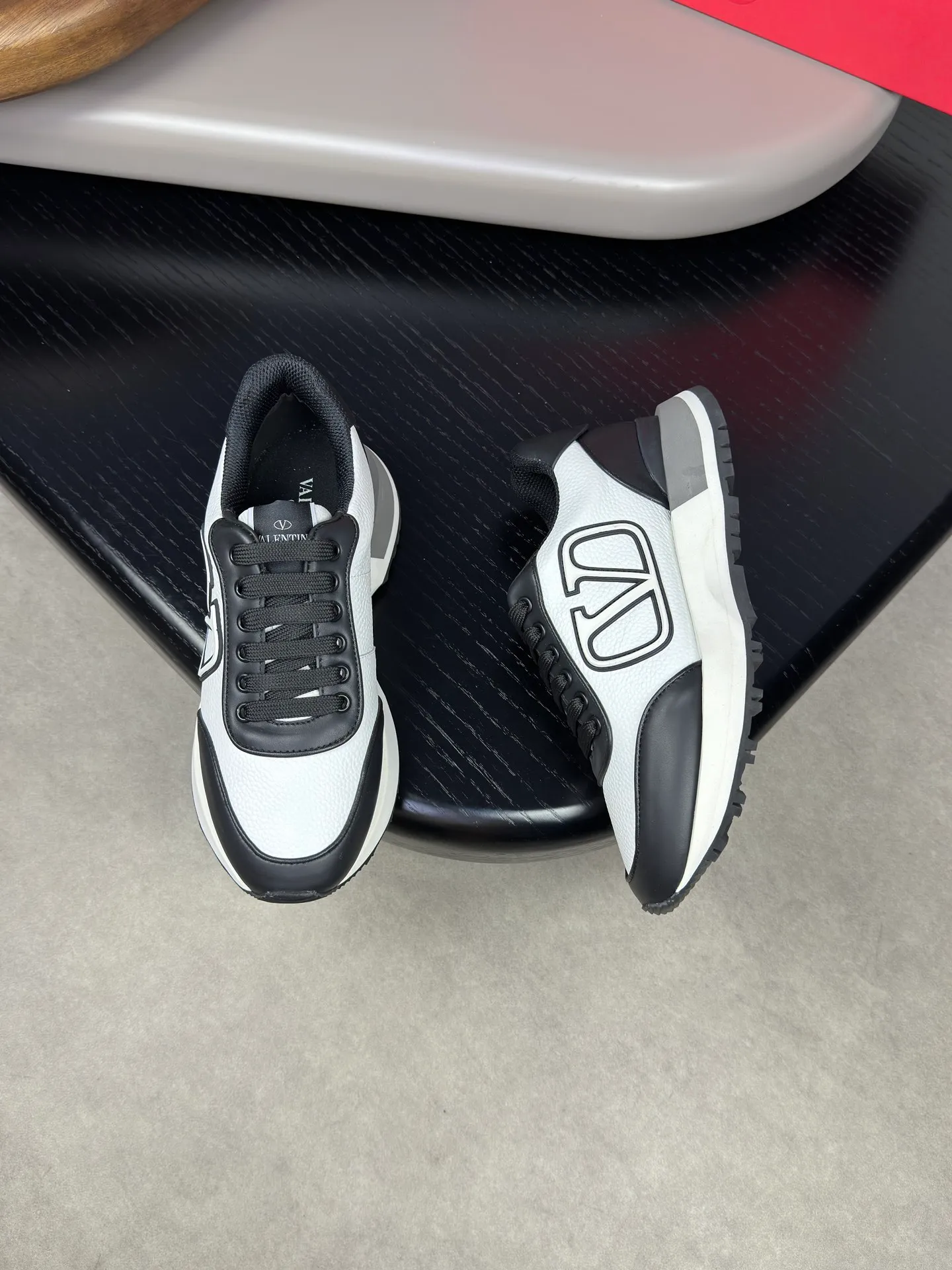 [VALENTINO] Valentino men's shoes 💰500💰 - High-end quality original order - Upper: 🔝 Nappa calf leather, tumbled calf leather, sewn brand plastic totem - Lining: brand mesh canvas, foot pad; water-dyed cow leather - Outsole: multi-color wear-resistant velvet·rubber; combined molded outsole -Super high quality control·Fine workmanship: highlighted (high-end·luxury·grade) -Size :38-44 (45 can be customized)·3300